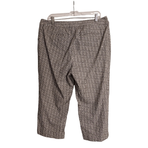 EUC-Black and white Design Capris - Picture 1 of 1